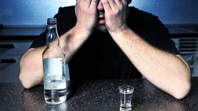 Мужчина отказывается от водки